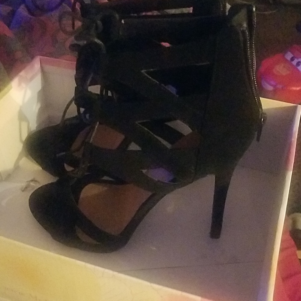Heels - Picture 3 of 3